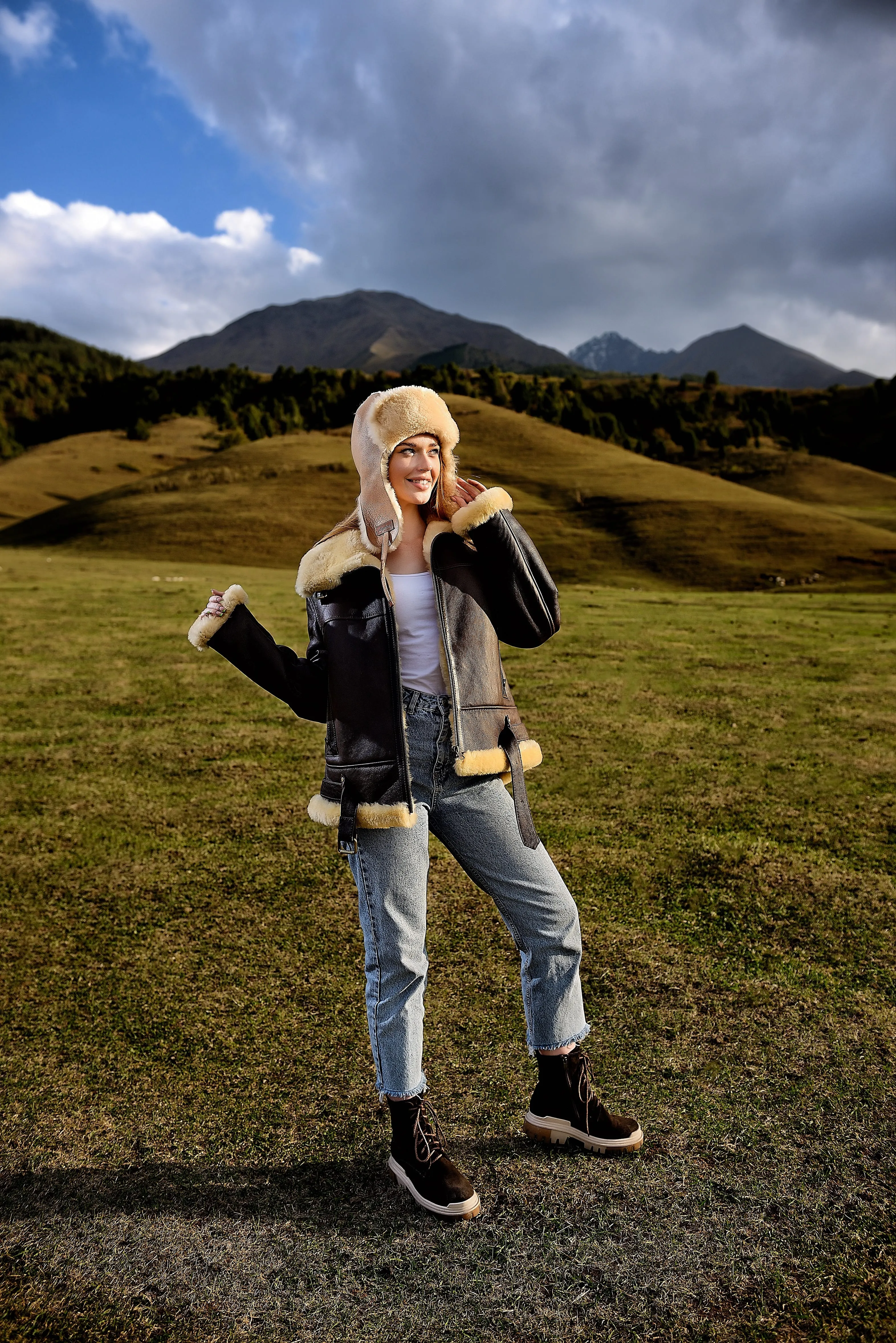 Brown Shearling Jacket Women with Contrasting Fur Lining and Wide Collar